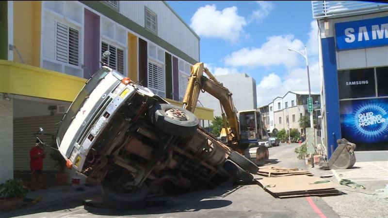 貨車「翹孤輪」跌3米洞　駕駛急逃命