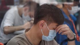 大學指考登場  戴口罩量體溫（2）往年固定於7月1日到3日舉辦的指考，今年因應疫情延後於7月3日到5日舉行。3日舉行第一天考試，考生進入各分區時，應出示入場識別證及應試有效證件正本，應試時，需全程配戴口罩。中央社記者王飛華攝  109年7月3日
