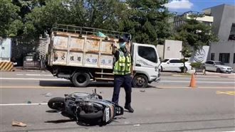 台中回收車攔腰撞機車　婦重摔慘昏迷