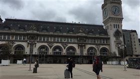 巴黎里昂車站旅客逐漸回復巴黎里昂車站下午時分，仍可見通勤族及拖著行李的民眾出入，與過往熙來攘往相比冷清許多。中央社記者曾婷瑄巴黎攝　109年5月6日