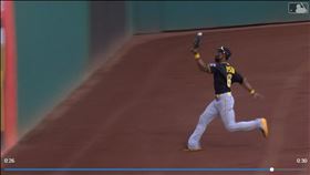 ▲海盜中外野手戴森（Jarrod Dyson）接殺後差點掉球。（圖／翻攝自MLB官網）