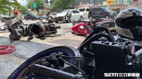 台中轎車撞８機車