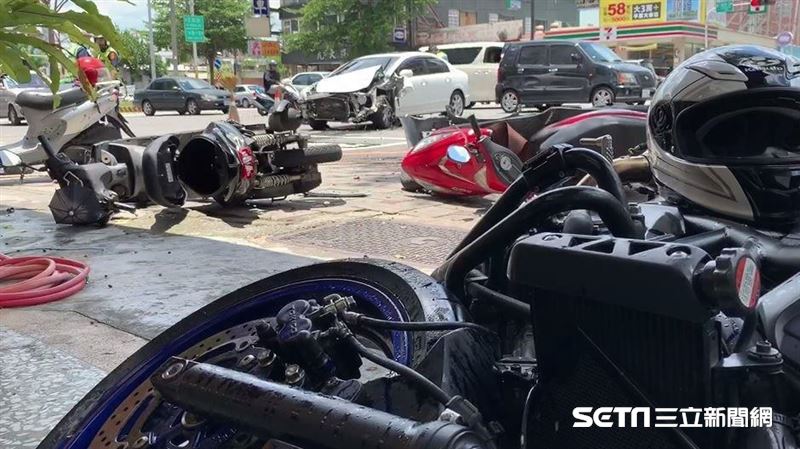 台中轎車衝撞8車　1人遭壓車底待救