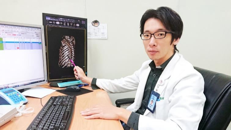 胸骨折挫傷肺 鈦金屬肋骨手術救一命