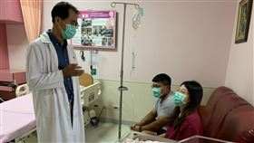 台東婦產科名醫狂奔接生　尋熱心接送摩托車天使台東基督教醫院醫師郭成興（左）運動時接到嬰兒難產電話，熱心的女騎士送他到醫院接生小嬰兒。郭成興在臉書貼文尋找這名「摩托車天使」，盼與她分享新生命喜悅，嬰兒的父母親得知後，也希望能當面感謝女騎士。（台東基督教醫院提供）中央社記者盧太城台東傳真　109年7月21日