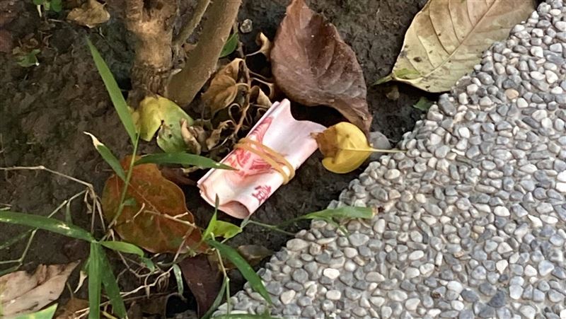 驚見「橡皮筋捆百鈔」能撿？網揭密