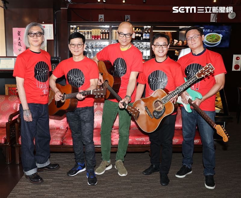 「因為愛琴音樂會」大大娛樂李明智（左起）、陳子鴻、王治平、前廣達副總經理洪本展、育典樂器陳子文一同為售票宣傳。（記者邱榮吉/攝影）