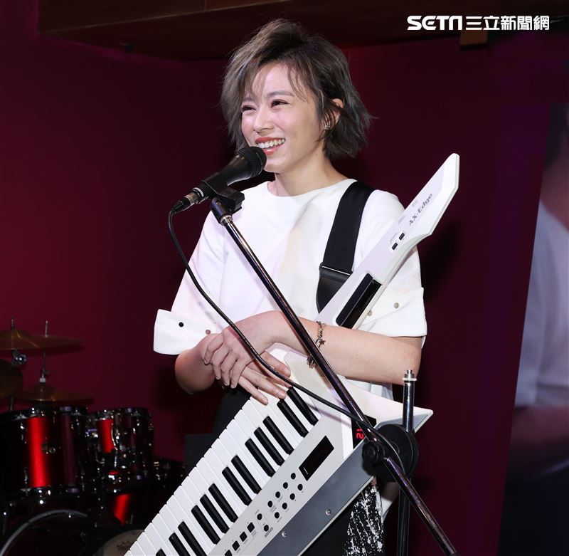 王瞳出席願有情「公益歌仔戲」發布，現場唱了一段歌仔戲。（記者邱榮吉/攝影）