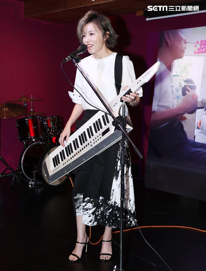 王瞳出席願有情「公益歌仔戲」發布，現場唱了一段歌仔戲。（記者邱榮吉/攝影）