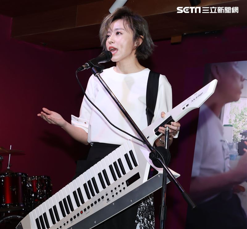 王瞳出席願有情「公益歌仔戲」發布，現場唱了一段歌仔戲。（記者邱榮吉/攝影）