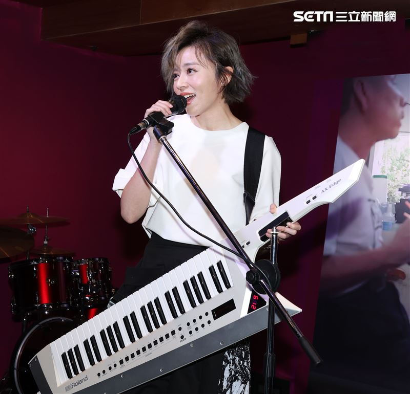 王瞳出席願有情「公益歌仔戲」發布，現場唱了一段歌仔戲。（記者邱榮吉/攝影）