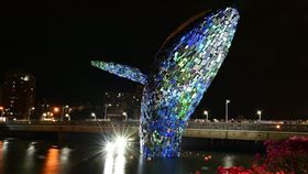 高雄熱門打卡點愛河愛之鯨　為防汛防颱將拆解設置於高雄愛河的大型裝置藝術「愛河．愛之鯨」，展出後成民眾熱門打卡景點，但因防汛防颱考量，高雄市觀光局代理局長邱俊龍21日表示，業者擔憂展覽風險無法再延長展出，預計22日清晨將進行拆解。（高雄市政府提供）中央社記者王淑芬傳真　109年7月21日