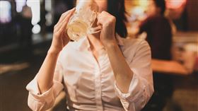（圖／免費圖庫pakutaso）女業務,喝酒,應酬