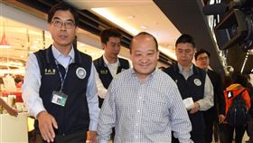 李毅來台違反規定  遭強制出境曾鼓吹武力統一台灣的中國學者李毅（前右）因從事與旅遊目的不同活動，12日清晨遭強制出境。中央社記者邱俊欽桃園機場攝  108年4月12日