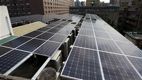 立法院啟動太陽能發電  每年發電10萬度立法院26日舉行太陽光電系統啟用記者會，立法院鎮江會館的頂樓場地與民間公司合作，設置的太陽能光電設備，每年可發電約10萬度，足以供應28個家庭的全年使用。中央社記者張皓安攝  106年10月26日