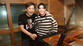 庾澄慶（哈林）邀請到「老蕭」蕭敬騰獻聲合唱。（圖／福茂唱片提供）