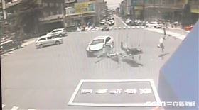 台中車撞飛重機／翻攝畫面