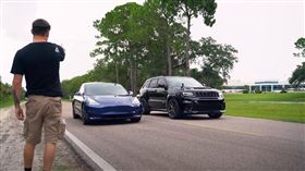 ▲Jeep Grand Cherokee Trackhawk對決特斯拉Model 3（圖／翻攝自Forza Tuning＆Performance Youtube）