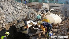 台中混凝土車栽進工地大坑／翻攝畫面