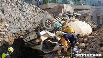 混凝土車墜大坑壓扁　家屬淚盼奇蹟