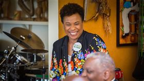 美國民主黨準總統候選人拜登副手熱門人選，以加州聯邦參議員賀錦麗最被看好，但根據舊金山紀事報，民主黨內支持桑德斯的黨代表推薦眾議員巴巴拉李（圖）和巴斯等3位非裔女性。（圖／翻攝自twitter.com/BLeeForCongress）
