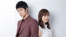 生田繪梨花（右）聞訊痛哭到呼吸過度。（圖／翻攝自推特）