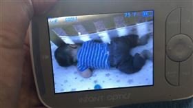 神秘白影一晃過去，寶寶就醒了。（圖／翻攝自reddit討論區）