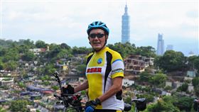 馬英九騎單車到父母安厝的富德公墓。（圖翻攝自馬英九臉書）