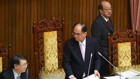 立法院會處理國民法官法（2）立法院會21日繼續處理國民參與刑事審判法草案等，由院長游錫(方方土)（中）主持，民進黨立法院黨團總召柯建銘（右）到主席台關切進度。中央社記者王騰毅攝　109年7月21日