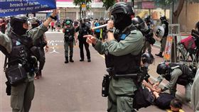 港警驅趕並逮捕示威者「港區國安法」6月30日深夜生效後，不少港人7月1日在銅鑼灣崇光百貨一帶遊行抗議。圖為下午2時許，警方驅趕附近聚集的人士，並逮捕一名示威者。中央社記者張謙香港攝 109年7月1日