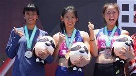 全中運田徑100公尺跨欄　台中許樂封后（2）台中市新民高中田徑好手許樂（中）連續2年全中運在田徑100公尺跨欄摘金，聽力嚴重受損的她歷經苦練加上堅毅不懈，成功造就屬於「許樂」的風光扉頁。（全中運新聞組提供）中央社記者郭芷瑄傳真　109年7月21日