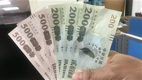 雲林虎尾拾獲振興三倍券　警方尋失主雲林縣有民眾20日在虎尾鎮上拾獲振興三倍券，立即送到派出所找失主，虎尾警分局依拾得物程序受理，21日依規定公告，並調閱附近監視器找失主。　中央社記者姜宜菁攝　109年7月21日