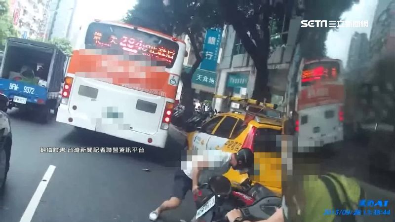 鑽車驚覺縫隙太小　騎士重摔險遭輾