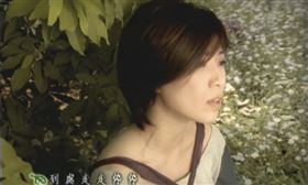 阿桑演唱《薔薇之戀》片尾曲「葉子」爆紅。（圖／翻攝自YouTube）