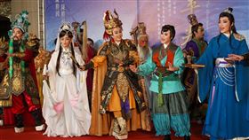 明華園宣傳新作鯤鯓平卷（3）明華園戲劇總團當家台柱孫翠鳳（前中）21日率領團員，在台北國家戲劇院為劇團年度新作「鯤鯓平卷」宣傳造勢，全劇重心放在神仙努力修練得道的過程，盼帶給觀者為人處世的啟發。中央社記者裴禛攝　109年7月21日