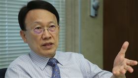 紡織業防疫國家隊遭砍單　周理平現身說法聚陽董事長周理平接受中央社獨家專訪，他說，政府決策過程有瑕疵，但是不能否定努力補救的精神，未來一旦台灣有需要，聚陽仍會全力支持政府生產防護衣。中央社記者鄭傑文攝　109年7月21日