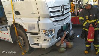 騎士遭大車拖行狂拍車頭　驚悚畫面曝