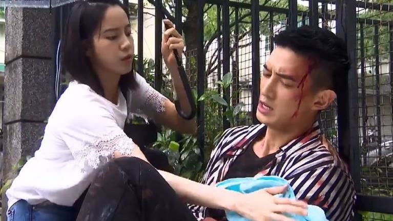 王家梁雨天倒路邊　程予希撐傘變女神