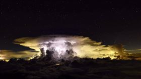 「雷雨胞伴彗星」氣象局局長鄭明典發文，玉山北峰氣象站觀測員李正紀拍下這難得一見的魔幻照片。（圖／玉山北峰氣象站觀測員李正紀授權提供）