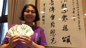 金門民眾撿到振興三倍券　盼早日找到失主金門沙美教會牧師許素蓮20日在金沙地區撿到一份振興三倍券，由於金湖分局金沙分駐所就在附近，她立刻把三倍券原封不動交給警方，希望能早日找到失主。中央社記者黃慧敏攝　109年7月21日