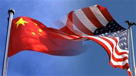 美中貿易戰降溫後，雙方先是為疫情針鋒相對，近期又加強列管對方部分媒體，為「港區國安法」互祭簽證限制，在軍事與科技角力暗潮洶湧的大背景下，兩國關係不斷惡化。（中央社）