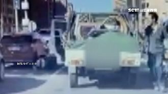 貨車紅燈突開車門　騎士閃躲不及遭撞