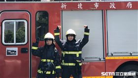 ▲挑戰成為女消防員的李懿與路雨希。（圖／懿想天開 提供）
▲挑戰成為女消防員的李懿與路雨希。（圖／懿想天開 提供）
▲挑戰完密室搜索滿身大汗的兩人。（圖／懿想天開 提供）