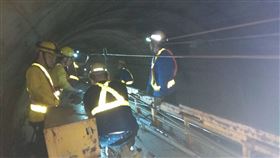 台鐵連夜搶修。（圖／台鐵提供）