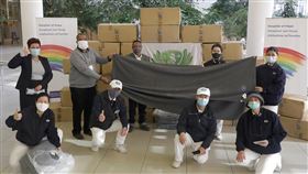 慈濟南非捐千條毛毯給染疫患者慈濟基金會南非分會20日捐贈1000條毛毯給南非開普敦的希望醫院（Hospital of Hope），供武漢肺炎病患使用。圖為慈濟基金會志工與院方經理亞伯拉罕斯（後排左2）合影。（慈濟基金會南非分會提供）中央社記者徐梅玉約翰尼斯堡傳真 109年7月22日