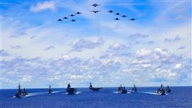 南海緊張局勢升溫之際，日本海上自衛隊、澳洲國防軍和美國雷根號航空母艦戰鬥群19日起在菲律賓海進行聯合演習，美日澳聯合軍演劍指中國意味濃厚。（圖取自twitter.com/DeptDefence）
