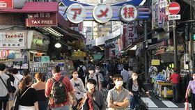 日本東京疫情暫趨緩日本東京都今天單日新增5例2019冠狀病毒疾病（COVID-19）確診病例，疫情暫趨緩，累計至今5055例。圖為御徒町阿美橫丁商店街人群。中央社記者楊明珠東京攝　109年5月17日