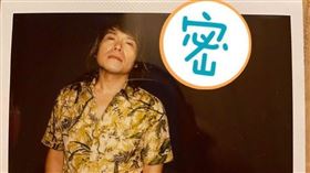 張震曬出與伍佰合照。（圖／翻攝自微博）