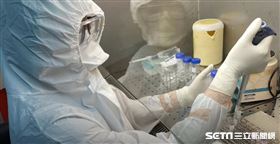 高醫醫檢師準備進行核酸萃取/武漢肺炎篩檢/PCR(高醫提供)