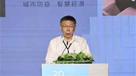 雙城論壇  柯文哲：一家親比一家仇好台北上海雙城論壇22日上午在晶華酒店登場，台北市長柯文哲（圖）致詞時表示，他處理兩岸事務的態度就是「務實」，兩岸交流比斷流好、合作比對抗好、一家親比一家仇好，並主張五個互相。中央社記者張皓安攝  109年7月22日